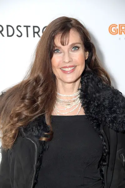 How tall is Carol Alt?